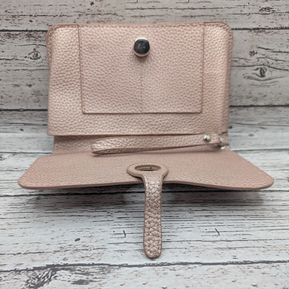 ✨Freebie✨ Wristlet - Picture 3 of 6